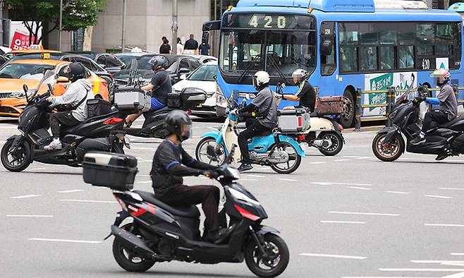 지난 6월 28일 서울 시내의 한 교차로를 통과하는 오토바이 모습들. 연합뉴스