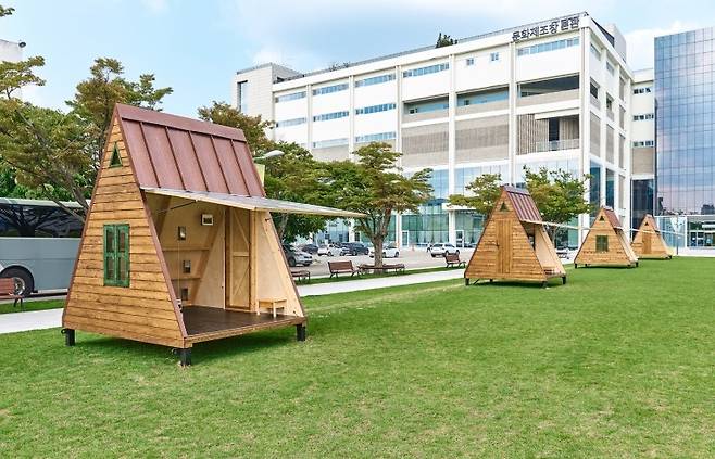 김준 '귀를 기울일 만한 가치가 있는 모든 것들', 2022, 혼합매체(목재, 스피커, 앰프, 이미지) [국립현대미술관 제공. 재판매 및 DB 금지]