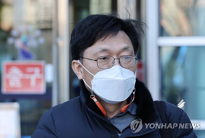 검찰 특수활동비 지출-집행내역 정보공개 일부 승소 시민단체 '세금도둑잡아라' 하승수 공동대표가 1월 11일 오후 서울행정법원에서 열린 검찰 특수활동비 지출·집행내역 정보공개소송 1심 선고에서 부분 승소 뒤 법정을 나서며 취재진의 질문에 답하고 있다. [연합뉴스 자료사진]