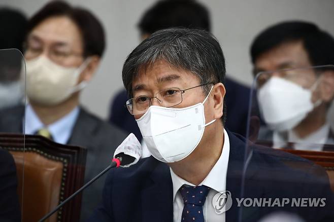 답변하는 김대기 대통령 비서실장 (서울=연합뉴스) 하사헌 기자 = 김대기 대통령 비서실장이 23일 오후 국회에서 열린 운영위원회 전체회의에서 의원 질의에 답변하고 있다. 2022.8.23 [국회사진기자단] toadboy@yna.co.kr