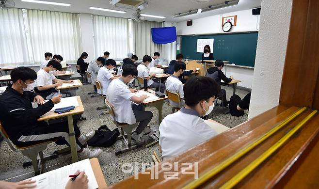 2023학년도 대학수학능력시험 6월 모의평가가 실시된 지난 6월 9일 대구 경북고 3학년 교실에서 수험생들이 시험 준비를 하고 있다.(사진=뉴시스)