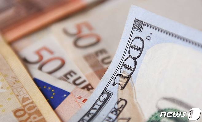 유로와 미국 달러 지폐 ⓒ AFP=뉴스1