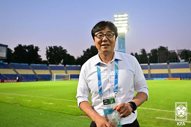 U-23 대표팀 황선홍 감독이 8일(이하 한국시간) 우즈베키스탄 타슈켄트의 파흐타코르 스타디움에서 열린 태국과의 2022 U-23 아시아축구연맹(AFC) 아시안컵 C조 조별리그 3차전을 마치고 환하게 웃고 있다. (대한축구협회 제공) 2022.6.8/뉴스1