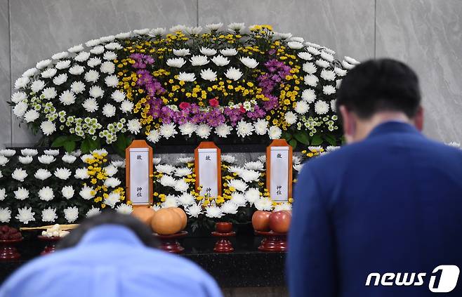 24일 오후 경기 수원시 권선구 수원중앙병원 장례식장에 마련된 수원 세 모녀의 빈소에서 시민들이 분향을 하고 있다. (공동취재) 2022.8.24/뉴스1 ⓒ News1 김영운 기자