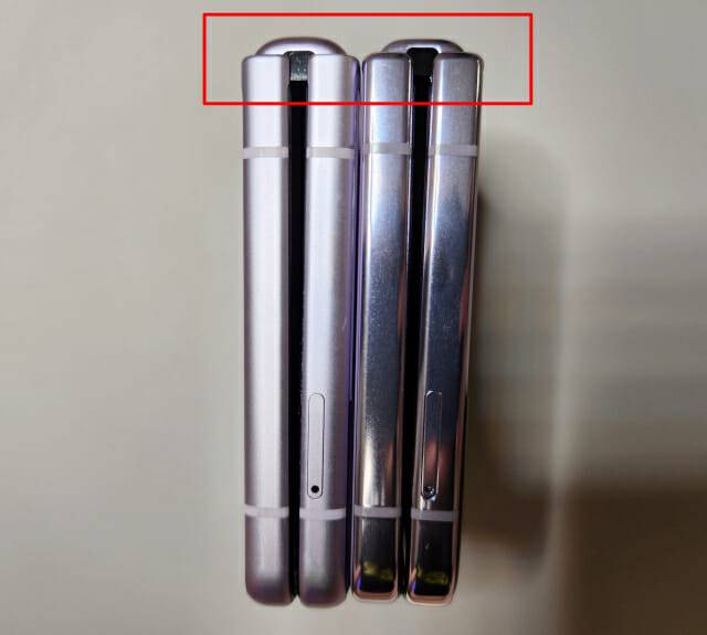 갤럭시Z플립3(좌측), 갤럭시Z플립4(우측) Z플립4의 힌지가 더 얇아졌다. (사진=지디넷코리아)