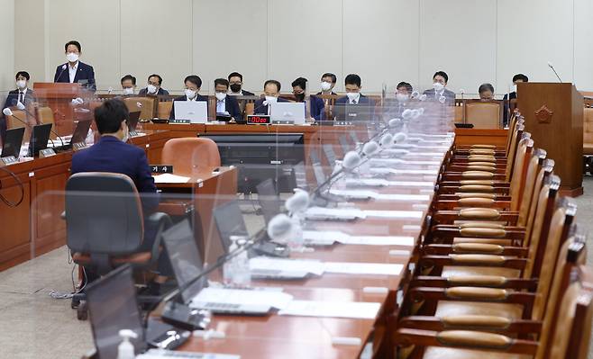 류성걸 국민의힘 의원이 24일 오후 서울 여의도 국회에서 열린 기획재정위원회 전체회의에서 ‘종합부동산세법 및 조세특례제한법 개정안’에 대해 제안설명을 하고 있다. 이날 열린 회의에서 더불어민주당은 종부세 완화를 ‘명백한 부자감세’라고 주장하며 회의에 불참했다. /사진공동취재단