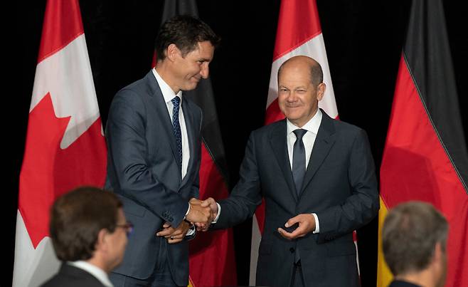 올라프 숄츠(오른쪽) 독일 총리와 저스틴 트뤼도 캐나다 총리.