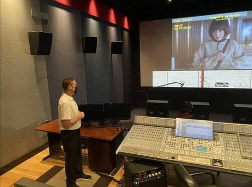 23일(현지시간) 넷플릭스의 더빙 디렉터가 '이상한 변호사 우영우'의 영어 더빙 작업을 설명하고 있다.  버뱅크=연합뉴스