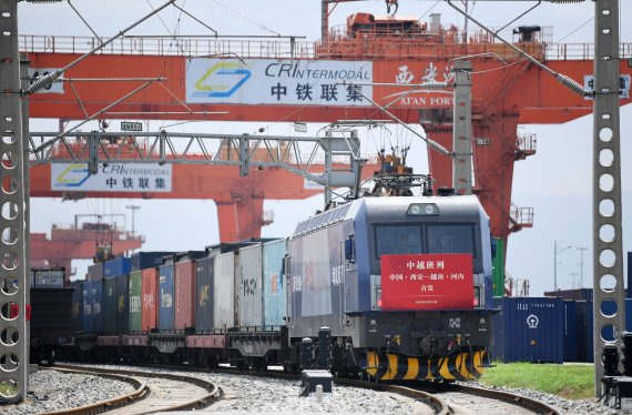 23일 중국 산시성 시안에서 베트남행 화물 열차가 출발하고 있다.신화연합뉴스