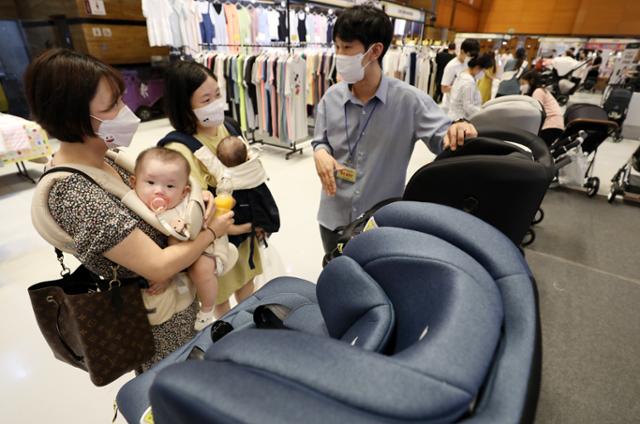 21일 서울 강남구 코엑스에서 열린 글로벌 베이비페어를 찾은 시민들이 육아용품을 살펴보고 있다. 뉴스1