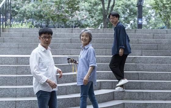 영화 '녹턴'의 주인공 은성호씨(왼쪽)와 손민서씨(가운데), 정관조 감독은 11년에 걸친 촬영 기간을 지나 한 가족이 된 듯한 모습이었다. 정 감독은 "외롭다는 생각이 들 때 '나한테는 성호랑 성호 어머님이 있었지'라는 생각을 하면 든든하다"고 했다. 권혁재 사진전문기자