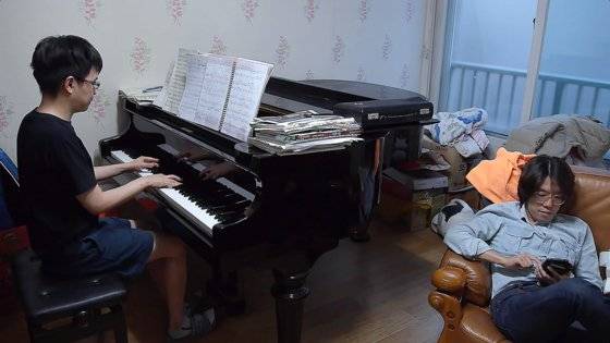 다큐멘터리 영화 '녹턴'은 어머니의 보살핌을 독차지하는 자폐 장애인 형과 그와 갈등하는 동생의 모습을 가감 없이 보여준다. 사진 시네마달