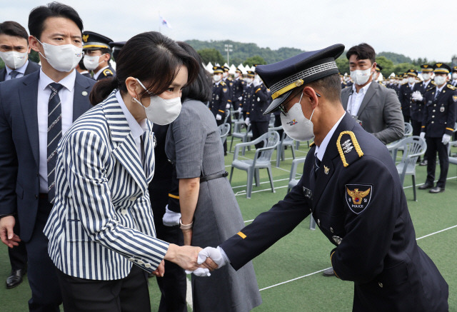 ▲ 김건희 여사가 19일 충북 충주시 중앙경찰학교에서 열린 310기 졸업식에서 신임 경찰과 인사하고 있다. 2022.8.19 [연합뉴스]