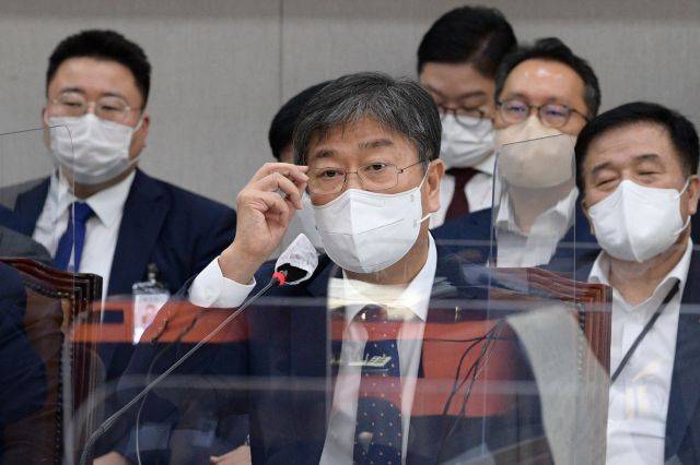 김대기 대통령 비서실장이 23일 오후 국회본청에서 열린 운영위 전체회의에서 안경을 고쳐 쓰고 있다. 국회사진기자단