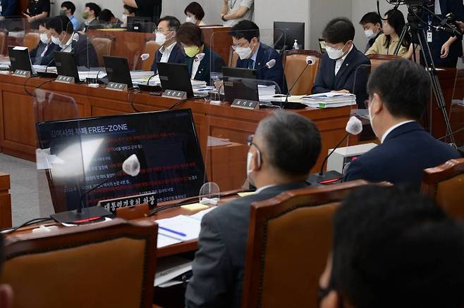 [서울=뉴시스] 최진석 기자 = 김대기 대통령 비서실장이 23일 오후 서울 여의도 국회에서 열린 운영위원회 전체회의에 출석해 김건희 여사와 관련한 질의 자료를 바라보고 있다. (공동취재사진) 2022.08.23.