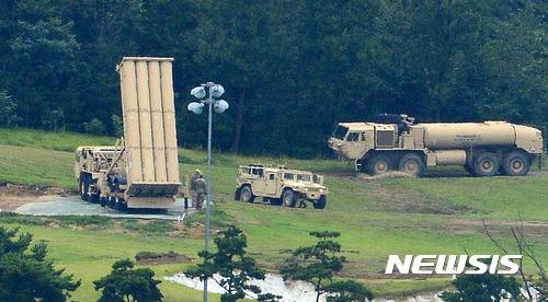 [성주=뉴시스] 2017년 9월6일 경북 성주군 초전면 소성리 사드기지에서 미군들이 사드(THAAD·고고도미사일방어체계) 주변에 모여 있다.