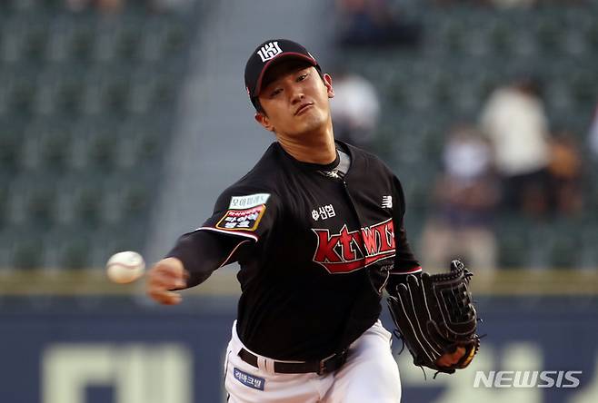 [서울=뉴시스] 고승민 기자 = 29일 서울 잠실야구장에서 열린 2022 KBO 리그 KT위즈 대 LG트윈스 경기, LG 공격 1회말 KT선발 고영표가 역투하고 있다. 2022.07.29. kkssmm99@newsis.com