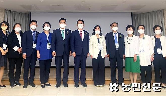 19일 서울 서대문구 연세대학교 알렌관에서 열린 ‘한국급식학회 창립기념식 및 제1회 정책포럼’에서 주요 참석자들이 기념촬영을 하고 있다. 김춘진 aT(한국농수산식품유통공사) 사장(왼쪽 다섯번째부터), 김인중 농림축산식품부 차관, 함선옥 한국급식학회 회장.