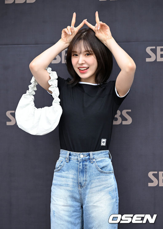 On the afternoon of the 24th, SBS Power FM Wendys Young Street radio recording was held at SBS building in Mok-dong, Yangcheon-gu, Seoul.RED Velvet Wendy poses for radio work: 2022.08.24