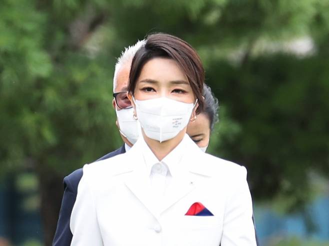 김건희 여사가 15일 서울 용산 대통령실 청사 잔디마당에서 열린 제77주년 광복절 경축식에 입장하고 있다. ⓒ 연합뉴스