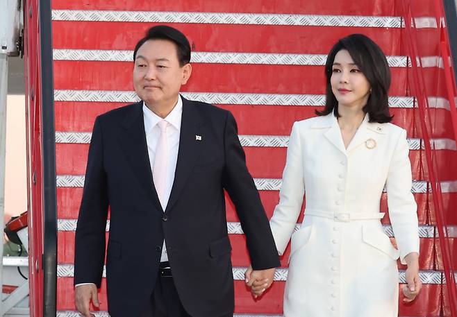 윤석열 대통령과 김건희 여사가 북대서양조약기구(나토) 정상회의 참석을 위해 6월27일(현지 시각) 스페인 마드리드 바라하스 국제공항에 도착, 공군 1호기에서 내리는 모습 ⓒ 연합뉴스