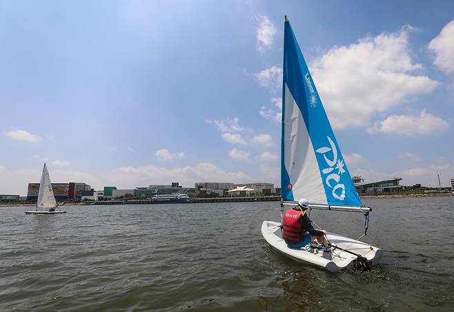 경기 김포시 아라마리나에 있는 경기요트학교에서 한 교육생이 딩기 요트를 배우고 있다. [사진/진성철 기자]