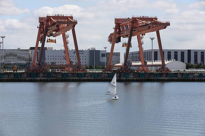 경기요트학교에서 한 요트 동호인이 레이저 스탠더드를 타고 범주하고 있다. [사진/진성철 기자]