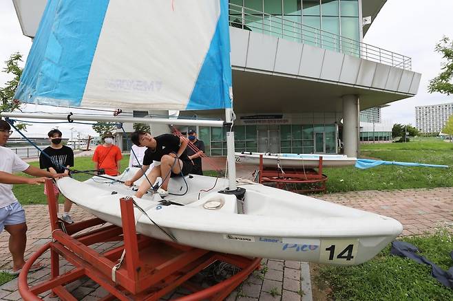 태킹 시범에서 코치가 머리를 숙여 붐을 피하고 있다. [사진/진성철 기자]
