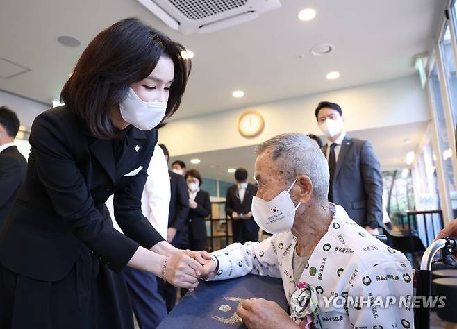 국가유공자 위로하는 김건희 여사 (서울=연합뉴스) 김건희 여사가 6일 서울 강동구 중앙보훈병원을 방문해 입원 치료 중인 국가유공자들을 위로하고 있다. 2022.6.6 [대통령실 제공, 재판매 및 DB 금지] seephoto@yna.co.kr
