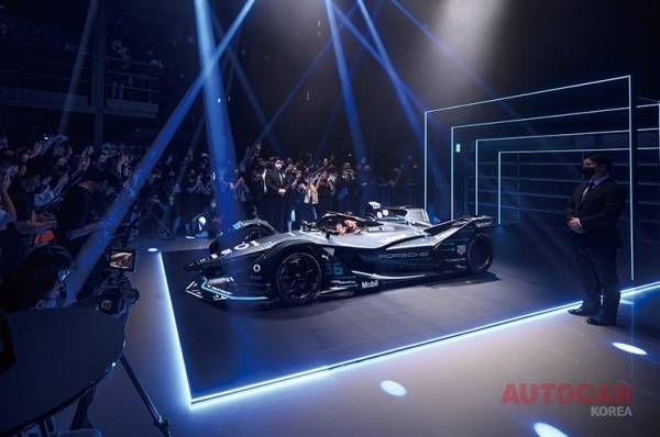 새로운 리버리 디자인을 입힌 포르쉐 99X 일렉트릭도 공개되었다