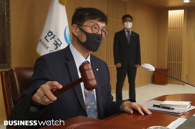 이창용 한국은행 총재가 25일 서울 중구 한국은행에서 열린 금융통화위원회 본회의를 주재하고 있다. 220825