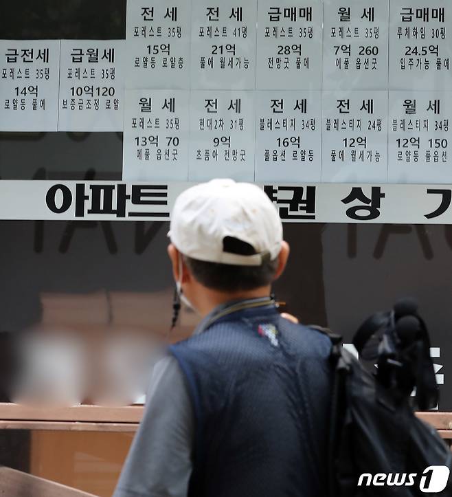 7일 서울 강남구에 위치한 한 공인중개사 사무소 유리창에 전월세 매물이 붙어 있다. 최근 집값 하락 분위기가 확산하며 '깡통전세' 불안감도 커지고 있다. 깡통전세가 늘어날 경우 다수의 세입자가 보증금을 돌려 받지 못해 피해를 받을 우려가 있다. 법원경매 전문기업 지지옥션에 따르면 올해 상반기 임차인 및 주택도시보증공사(HUG)가 신청한 강제경매 진행 건수는 총 983건으로 지난해 상반기 659건 대비 약 49% 늘어났다. 2022.8.7/뉴스1 ⓒ News1 장수영 기자