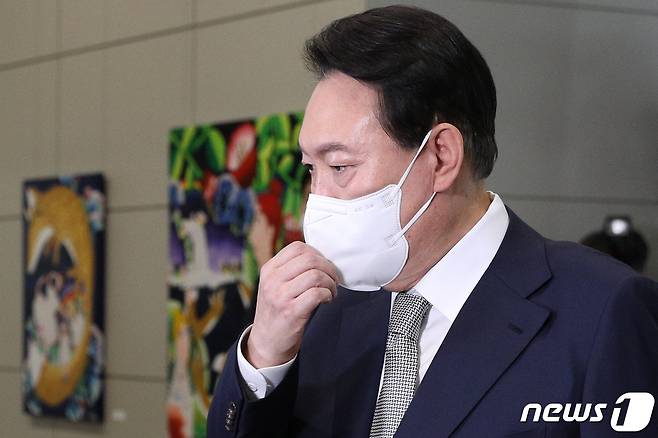 윤석열 대통령이 23일 오전 용산 대통령실에서 기자들과 출근길 문답(도어스테핑)을 하고 있다. 윤 대통령은 경기 수원시 다세대주택에서 숨진 채 발견된 세 모녀 사건과 관련, "중증 질환 등 어려운 삶을 이어가면서 고통스러운 삶을 마감했는데, 그동안 자신의 목소리를 낼 수 없는 약자를 찾아 이분들의 어려운 삶을 배려하겠다고 국민께 말씀드렸다"며 "복지 정보 시스템도 제대로 작동 안 되면 특단의 조치가 필요할 것"이라고 말했다. 2022.8.23/뉴스1 ⓒ News1 안은나 기자