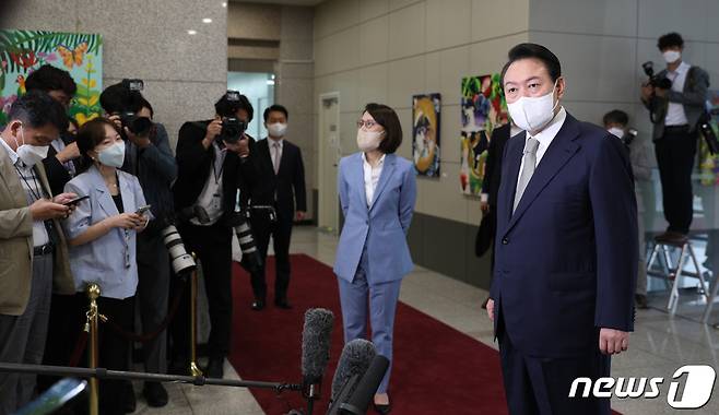 윤석열 대통령이 23일 오전 용산 대통령실에서 기자들과 출근길 문답(도어스테핑)을 하고 있다. 2022.8.23/뉴스1 ⓒ News1 안은나 기자