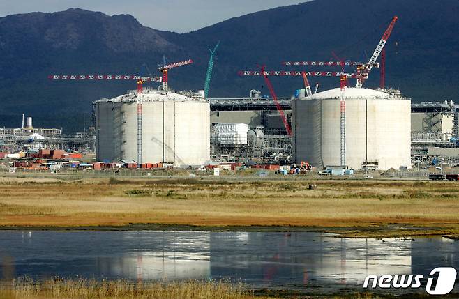 러시아 극동 사할린 주도 유즈노사할린스크서 약 70㎞가량 떨어진 프리고로드노예 소재 '사할린-2' 프로젝트의 액화석유가스(LNG) 공장 단지 모습. 2006.10.13 ⓒ 로이터=뉴스1 ⓒ News1 정윤미 기자