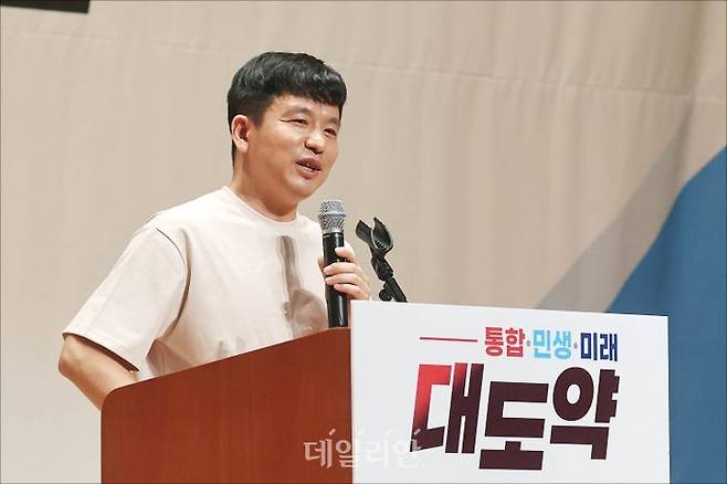 국민의힘에 입당한 전 당구선수 차유람 씨의 남편 이지성 작가가 25일 오후 충남 천안 재능교육연수원에서 열린 국민의힘 2022 국회의원 연찬회에서 특강을 하고 있다. ⓒ데일리안 홍금표 기자