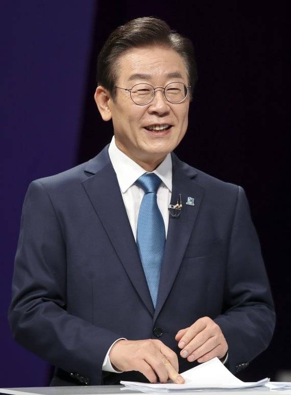 [서울=뉴시스] 국회사진기자단 = 이재명 더불어민주당 당대표 후보가 23일 서울 마포구 상암동 MBC에서 100분 토론에 앞서 토론회 준비를 하고 있다. 2022.08.23. /사진=뉴시스