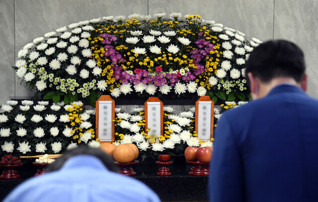 24일 오후 경기도 수원시 권선구 수원중앙병원 장례식장에 마련된 암·희귀병 투병과 생활고에도 불구하고 복지서비스의 도움을 받지 못하고 세상을 떠난 ‘수원 세 모녀’ 빈소에 시민들이 찾아와 조문하고 있다. 연합뉴스