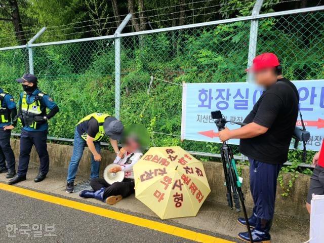 7월 24일 경남 양산 평산마을에서 집회를 이어가고 있는 1인 시위자 '깡통아재' 최씨가 경찰 통제에 응하지 않고 있다. 보수 유튜버 '우파삼촌' 김씨가 이를 생중계하고 있다. 양산=조소진 기자