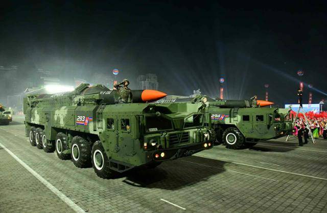 북한 노동당 기관지 노동신문은 지난 4월 26일 조선인민혁명군 창건 90주년을 맞아 전날 열병식 장면을 공개했다. 북한이 극초음속미사일이라고 주장하는 화성-8형의 모습도 공개됐다. 평양 노동신문=뉴스1