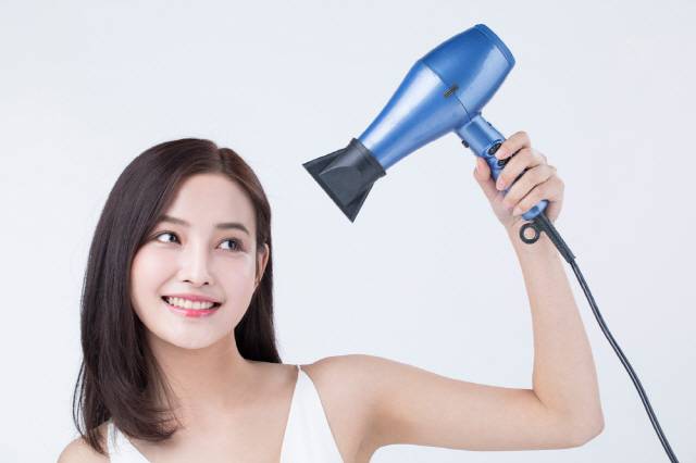 드라이기는 모발에서 20~30cm 이상 떨어뜨려 사용하는 게 좋다./사진=클립아트코리아