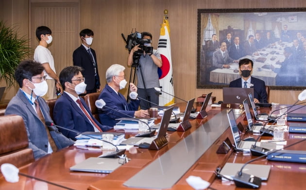 이창용 한국은행 총재가 25일 오전 서울 중구 한국은행에서 금융통화위원회 정기회의를 주재하고 있다. /사진=뉴스1