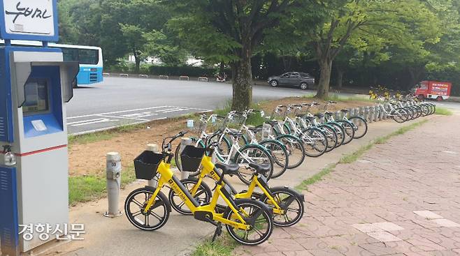 경남 창원시 의창구 창원대학교 정문 누비자터미널(누비존)에 24일 누비자와 카카오T바이크가 함께 서 있다.