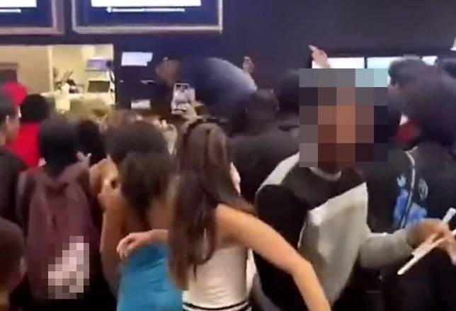 지난 21일(현지시각) 밤 9시쯤 영국 노팅엄셔에 위치한 맥도날드 클럼버 스트리트 지점에 10대 50여명이 몰려들어 매장을 아수라장으로 만들었다. /사진=틱톡