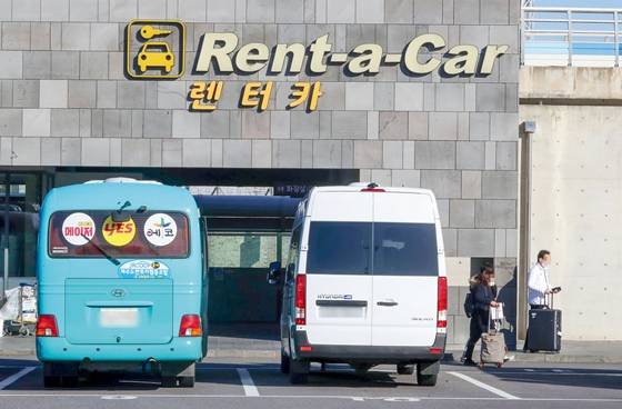 제주국제공항 렌터카 주차장에 관광객들. /사진=뉴스1