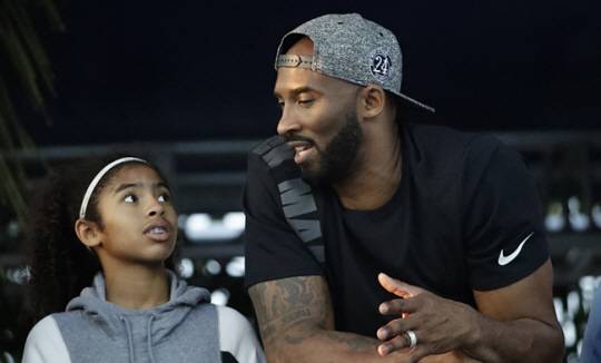 헬기 추락사고로 숨진 코비 브라이언트와 딸. AP 연합뉴스 자료사진