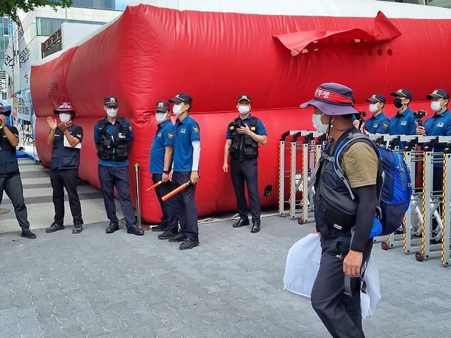 24일 오전 민주노총 공공운수노조 화물연대 조합원이 서울 강남구 하이트진로 본사 로비에서 농성을 해제하고 건물 밖으로 나서고 있다. 김영철 기자