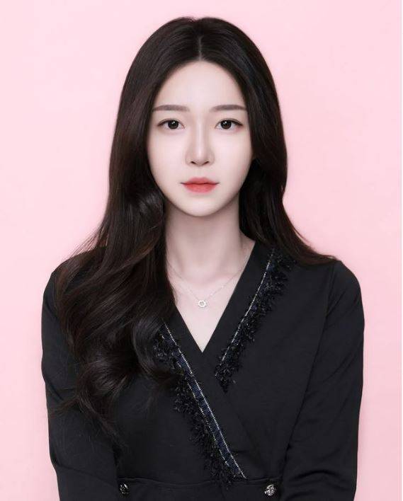 인기 트위치 스트리머 겸 유튜버인 ‘이녕(원보라·29)’. [이녕 인스타그램]