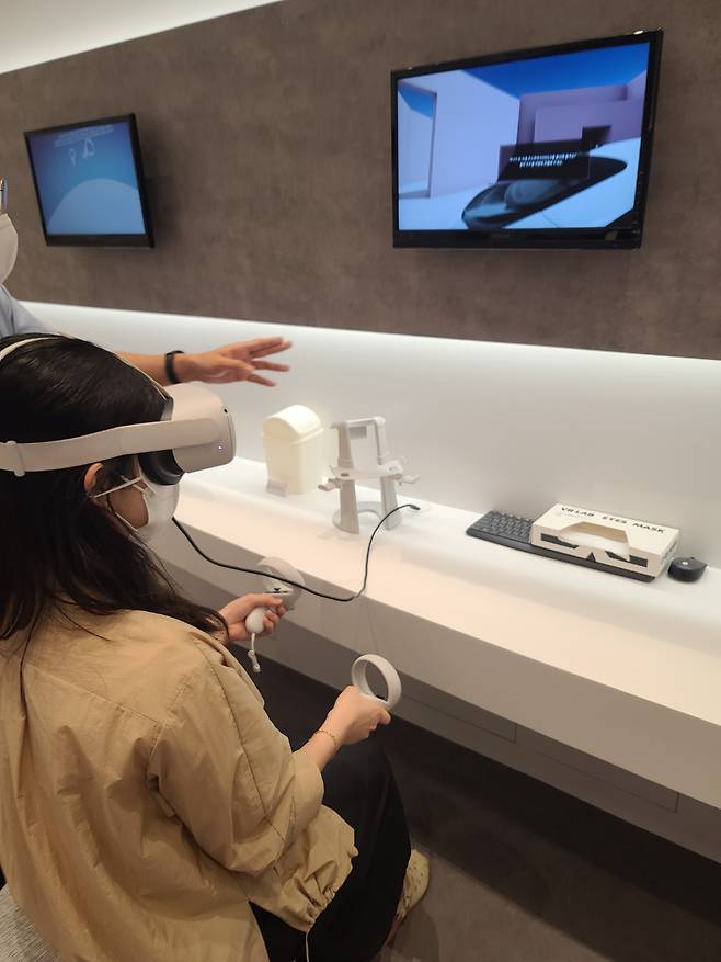 서울 여의도 더현대서울 ‘아이오닉6 서울’ 내 ‘돔형의 실내 공간’. 가상현실(VR) 체험기기로 아이오닉6를 체험하고 있다. 김지윤 기자