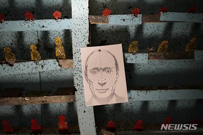 [르비우=AP/뉴시스] 17일(현지시간) 우크라이나 르비우의 사격 연습장에 블라디미르 푸틴 러시아 대통령의 얼굴 그림이 표적지로 걸려 있다. 2022.03.18.